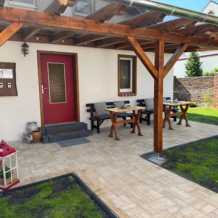 Bei Der Kahnfährfrau Mit Neuem Innenhof Garten